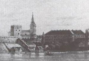 Шпиль оновленого домініканського костелу на фоні панорами міста Луцька