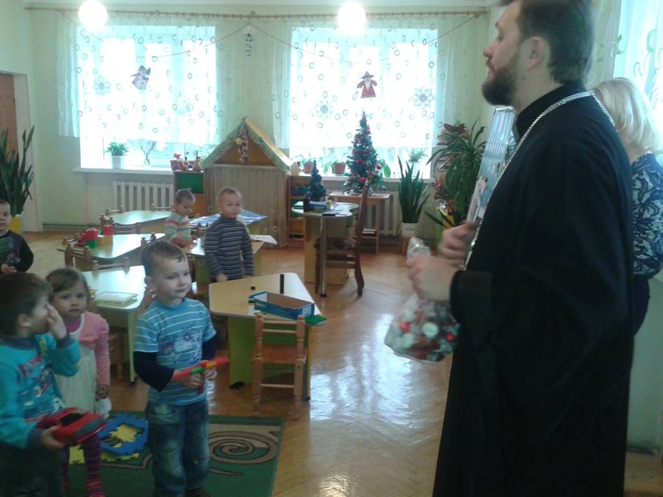 “Помічник Миколая” протоієрей Валентин Марчук та студенти ВДС привітали маленьких вихованців дитсадка №14 із Днем святого Миколая