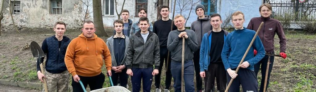 Толока у Старому місті: студенти ВДС прибрали територію заповідника (ФОТО)